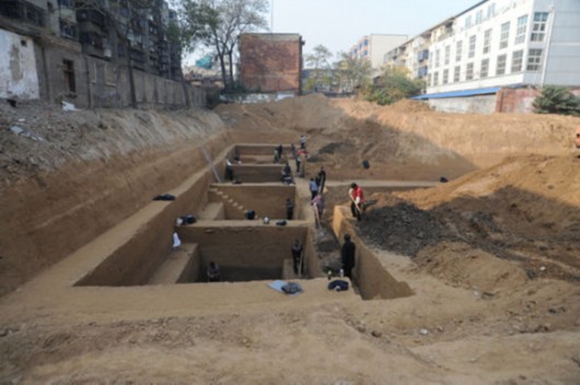 山东潍坊市区一楼盘工地发现墓葬群