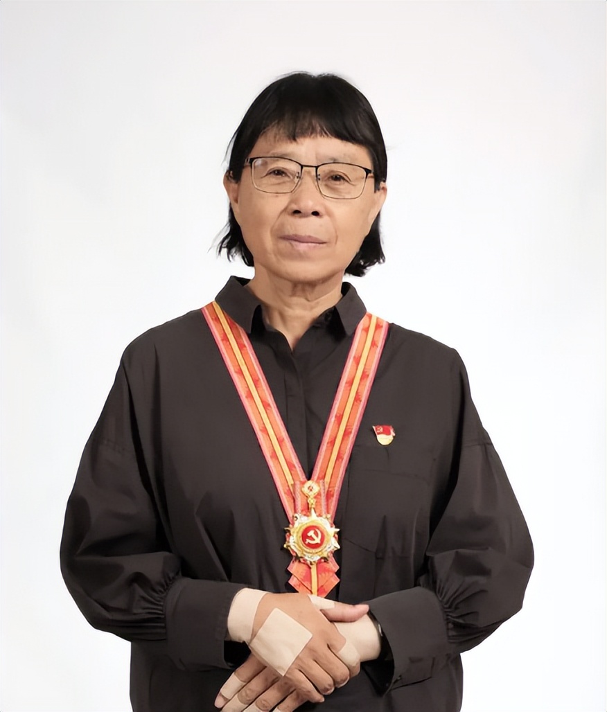 女子为泄私愤辱骂张桂梅被拘10日，网络情绪的警钟