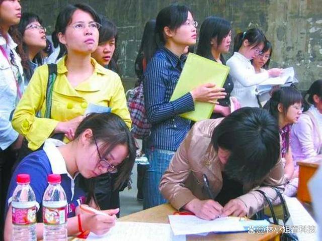 初中学历女生因面试走红 现状曝光