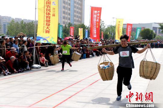 大学生扛着一扁担奖牌毕业 大学生扛着一扁担奖牌毕业