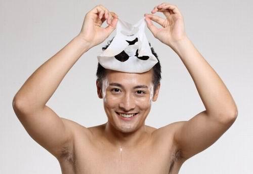 男子撸铁后擦汗 脸部感染脚气