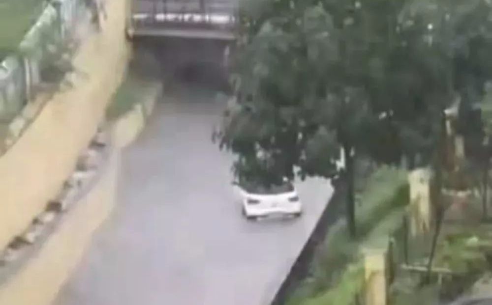 晋城暴雨，冰箱在水中漂的惊险一幕