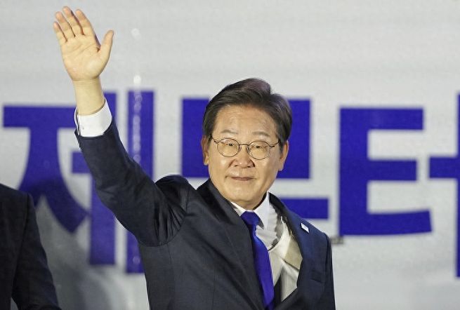 李在明90度鞠躬，韩国政坛的真诚与决心
