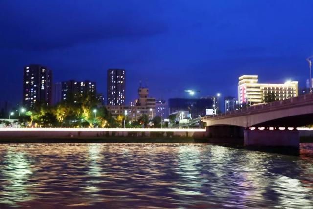 荆州 vs 曲靖夜景视频直播，哪座城市的夜晚更让你心动？
