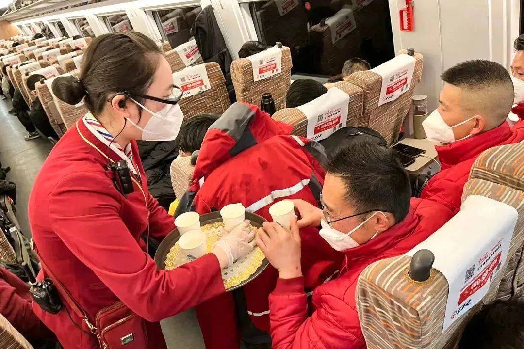 乘务员的温暖举动，一次意外的车厢迁徙