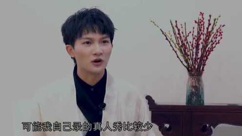 周深回应双眼皮贴被热掉了的轻松一刻，舞台背后的真实与幽默
