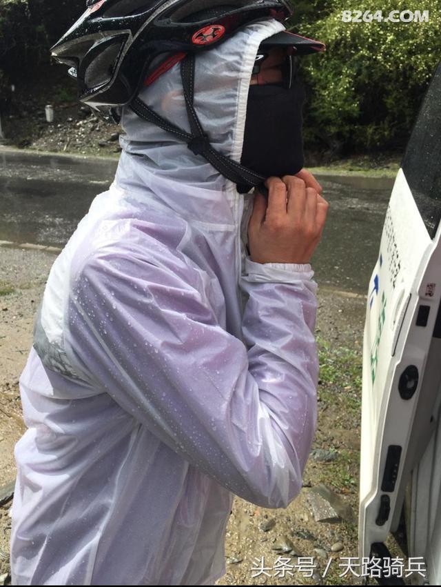 6名摩友躲雨被索要每人20元避雨费，一场意外的雨中奇遇