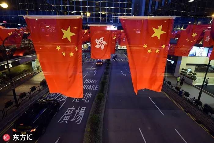 太空挂上了香港特区区旗，梦想与现实的交汇