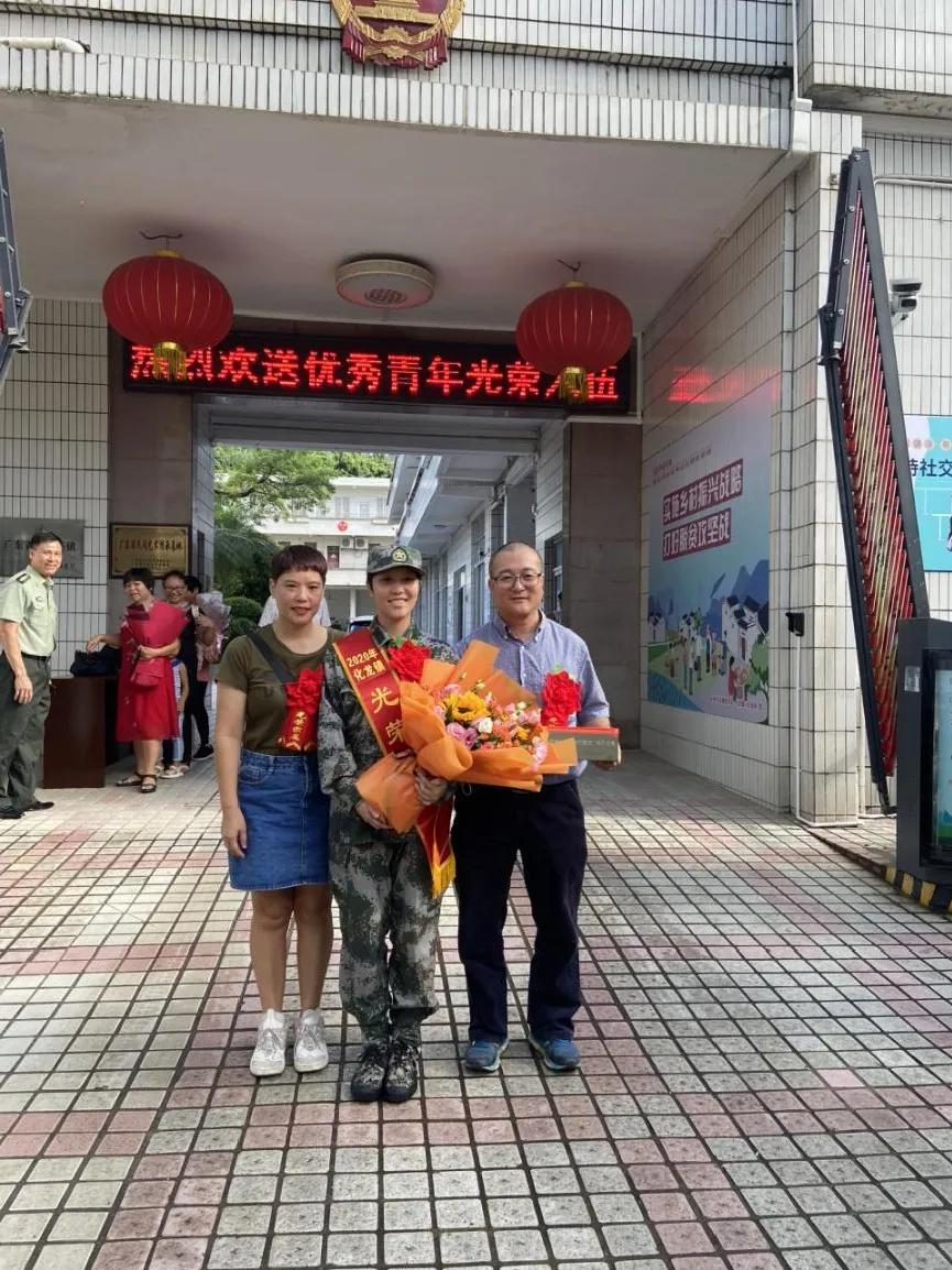 驻港部队女兵，飒爽英姿，巾帼不让须眉