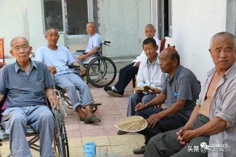 老人手动关400斤电动门被砸进ICU，一次意外引发的深思