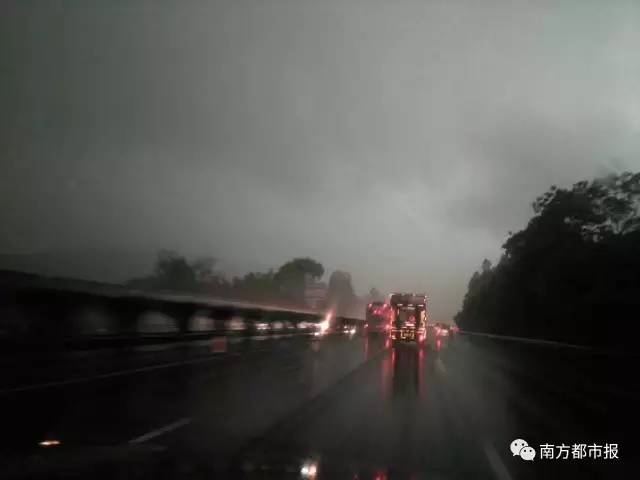 京城奇观，北京雷雨冰雹，天空成高频闪光灯