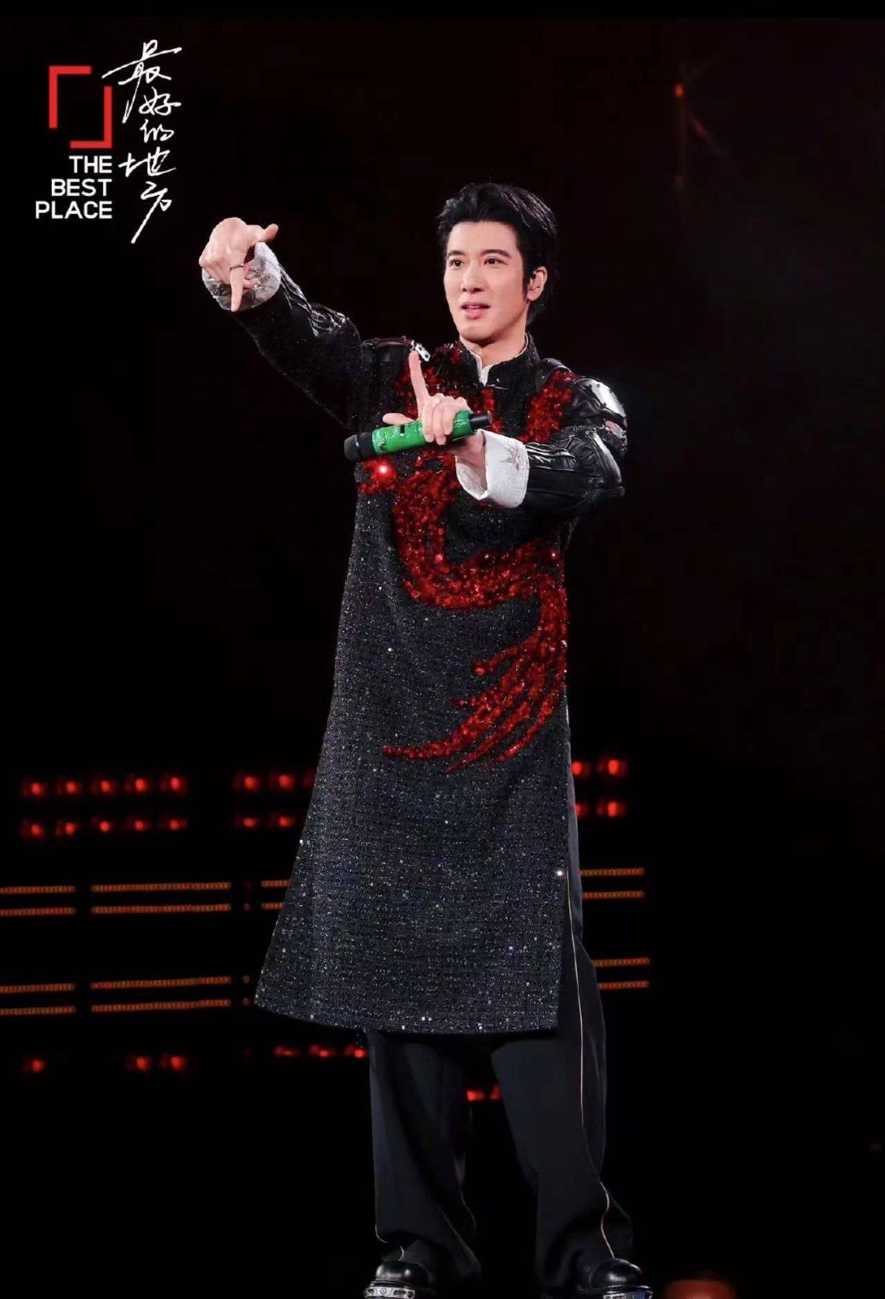 王力宏演唱会意外摔倒，舞台上的坚韧与坚持