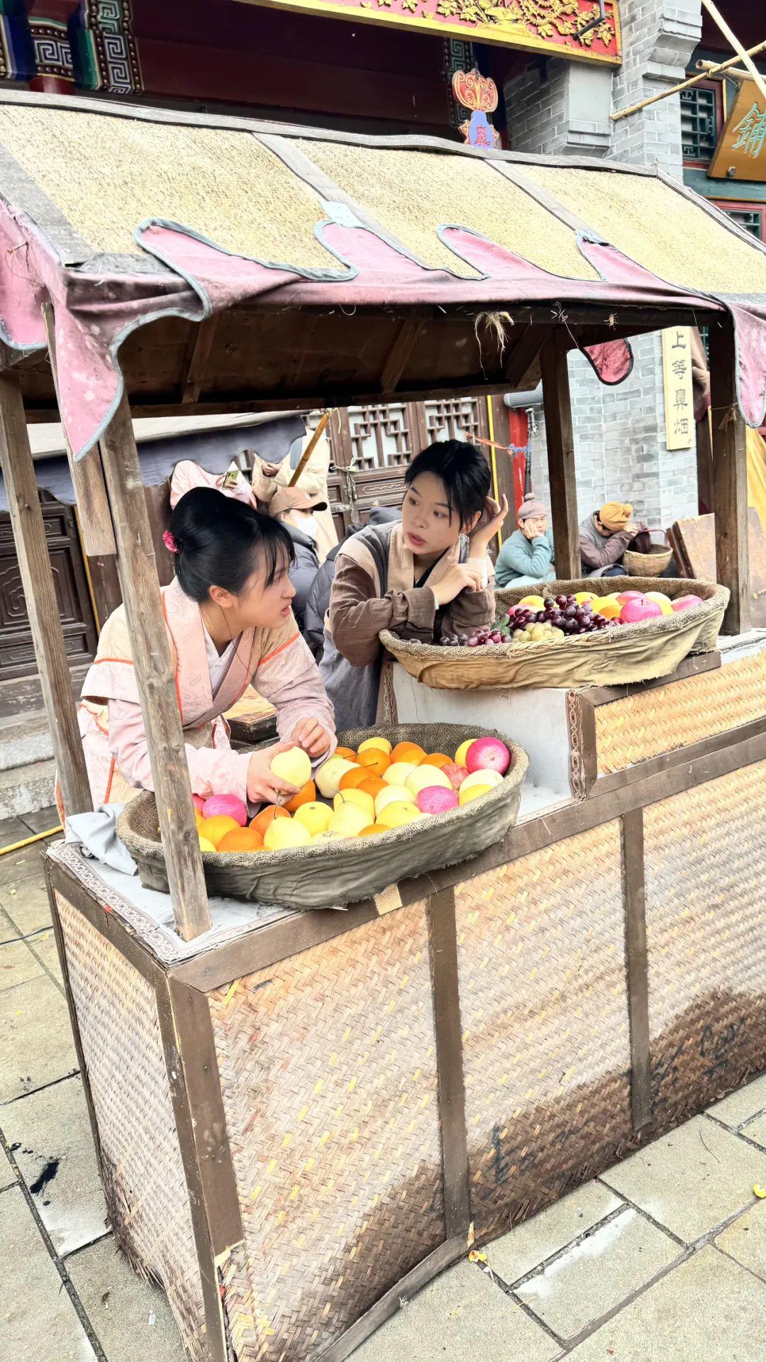 短剧演员的另一面，横店凉皮摊的烟火人生