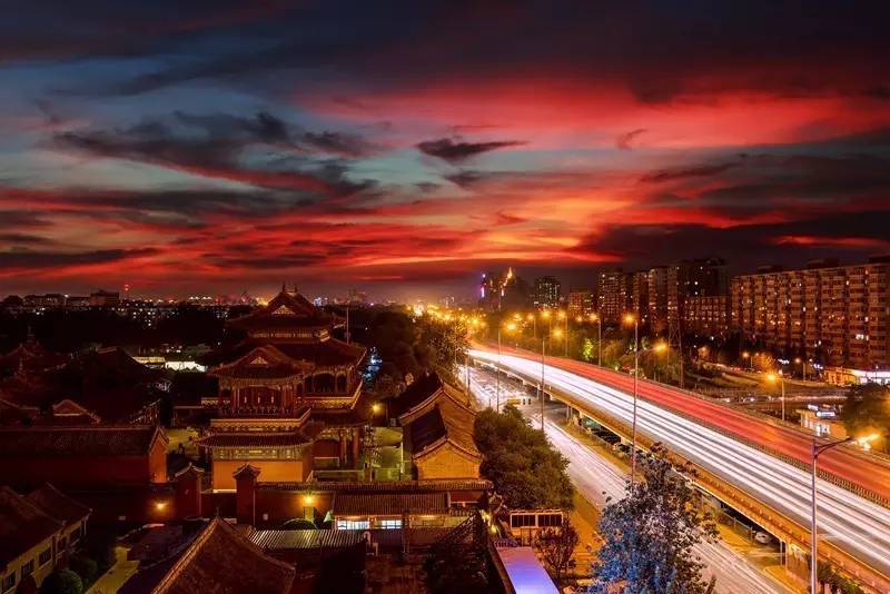 北京夜空下的奇观，漫天火烧云登场