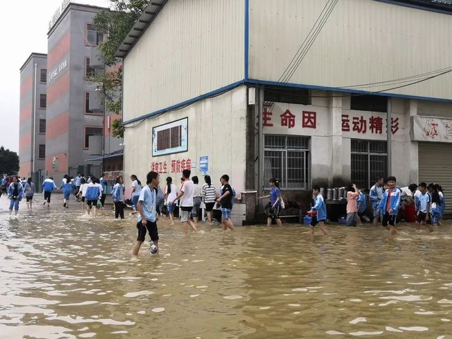 广西贵港，一场突如其来的洪水与万名师生的共同坚守