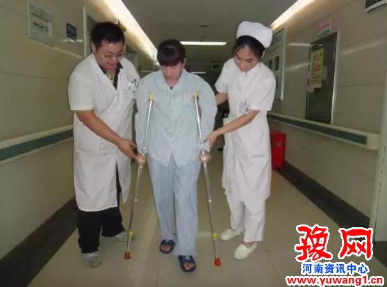 医院里的双拐奇缘
