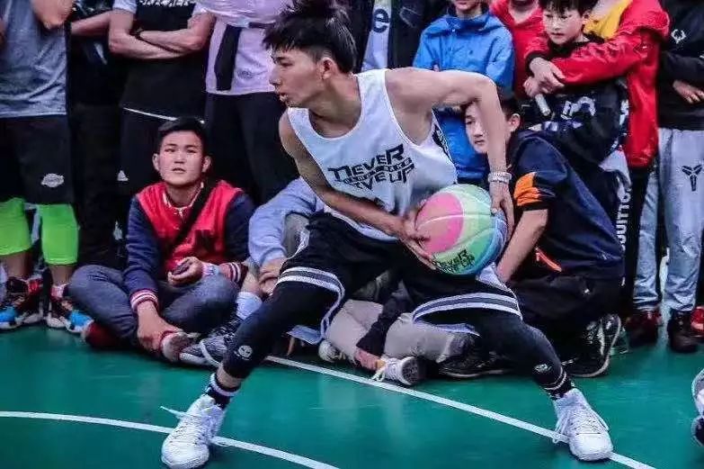 头盔哥vs王晶直播视频，一场篮球草根与名帅的硬核碰撞