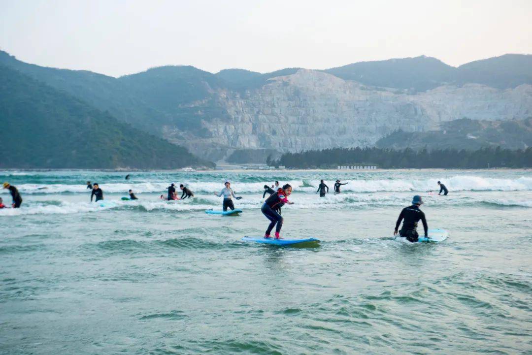 中国vs美国冲浪视频直播，到底谁的海浪更带劲？